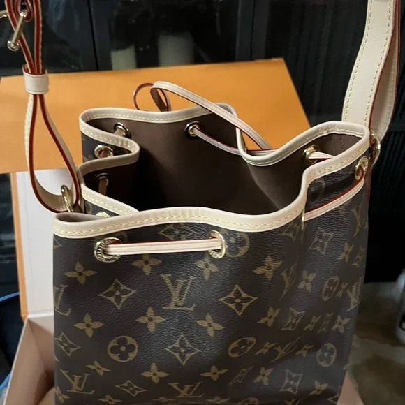 Louis Vuitton Monogram Petit Noe bucket bag - Picture 8 of 13